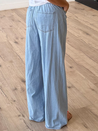 Case Wide-Leg Drawstring Pants