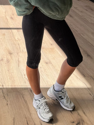Foldover Compression Capri Leggings | Black
